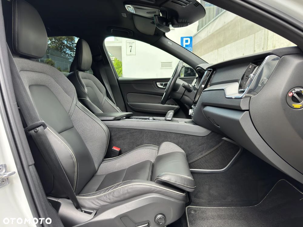 Volvo XC 60 B4 D AWD R-Design - 17