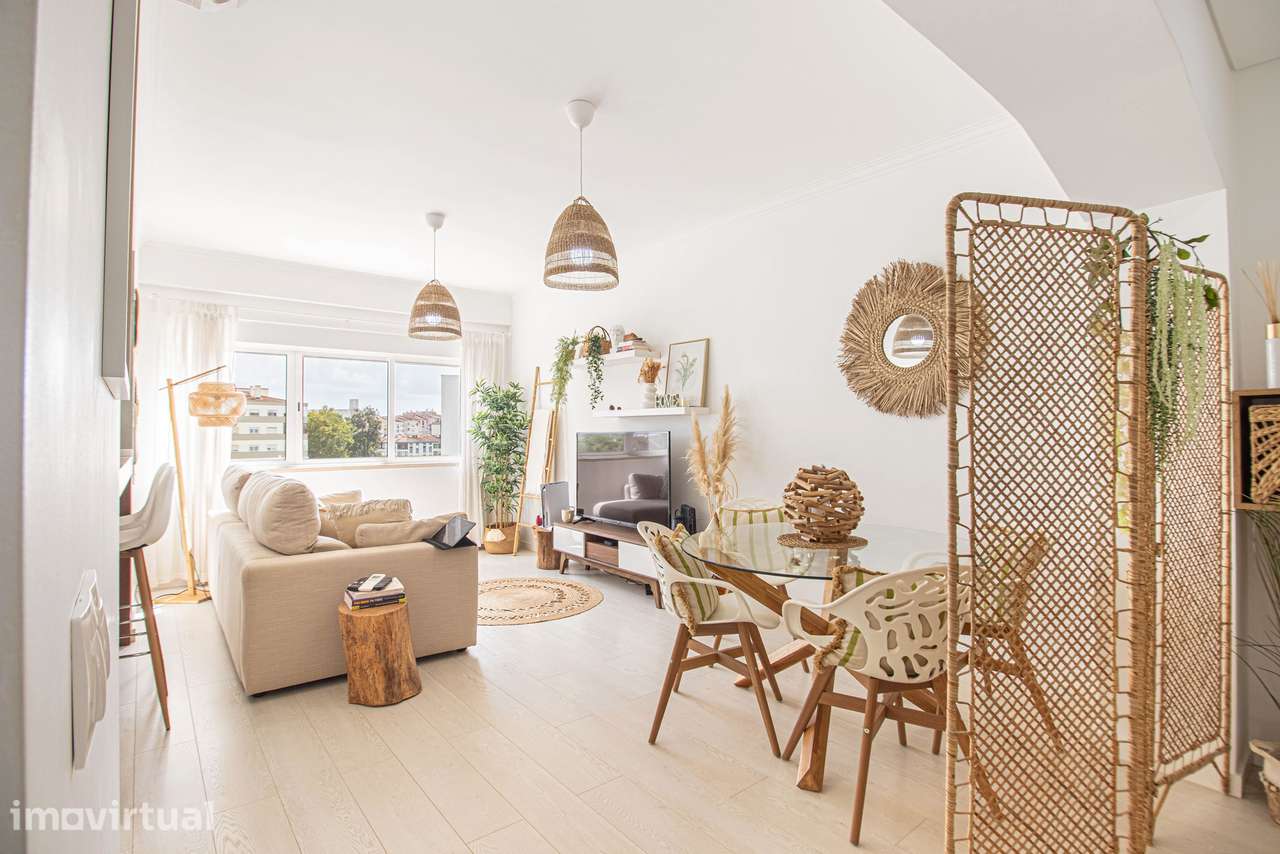 Apartamento T2 totalmente remodelado, acabamentos premium e muita luz - Grande imagem: 2/31