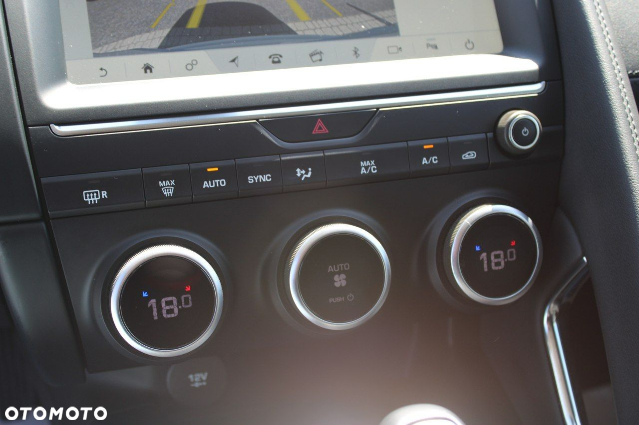 Jaguar E-Pace - 32