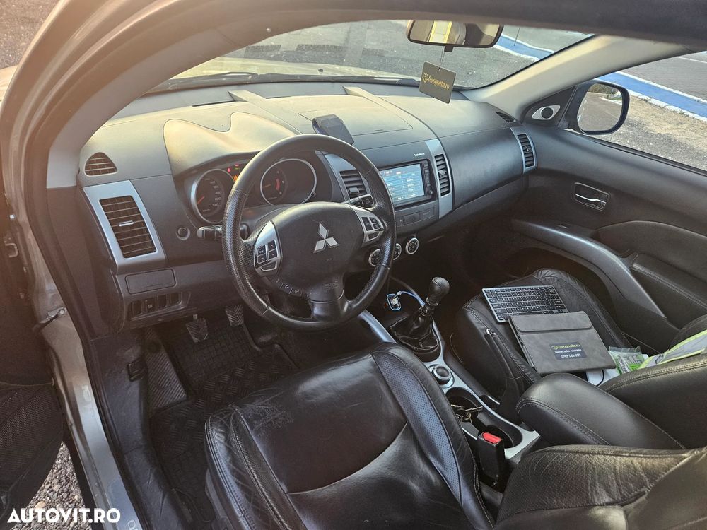 Mitsubishi Outlander 2.2 DI-D NAVI Instyle - 10