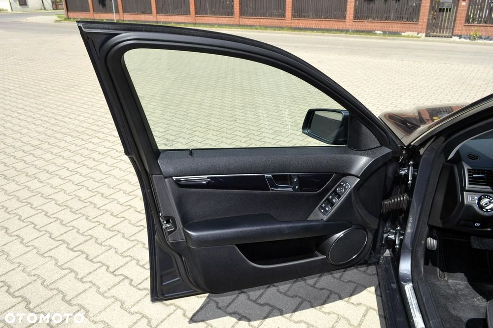Mercedes-Benz Klasa C 180 BlueEFFICIENCY 7G-TRONIC Elegance - 33