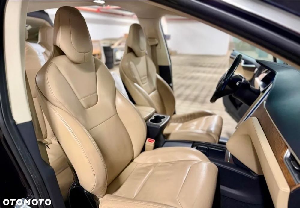 Tesla Model X - 22