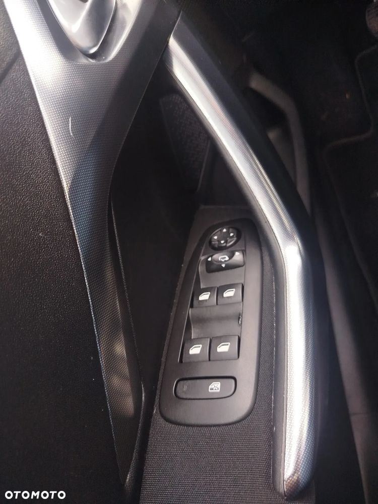 Peugeot 2008 - 9