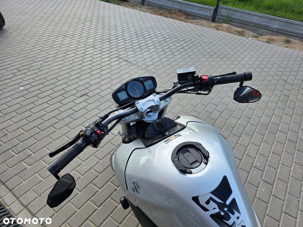 Suzuki GSR - 26