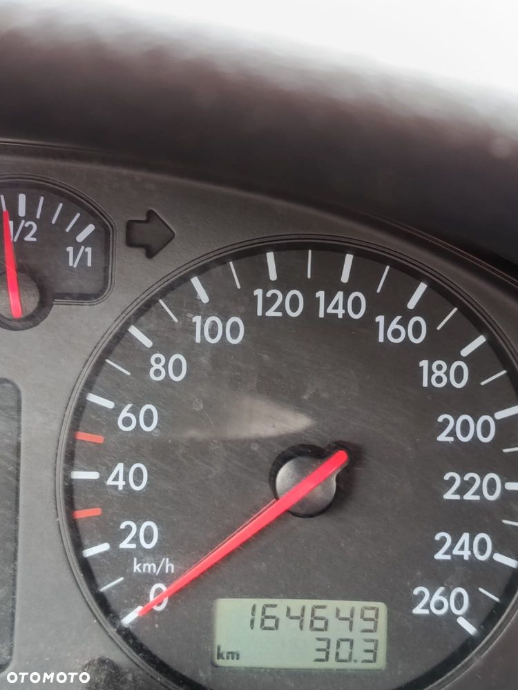 Volkswagen Passat 1.6 - 7