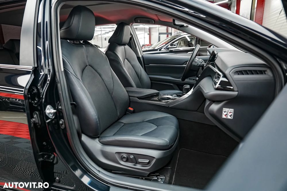 Toyota Camry Luxury - 10