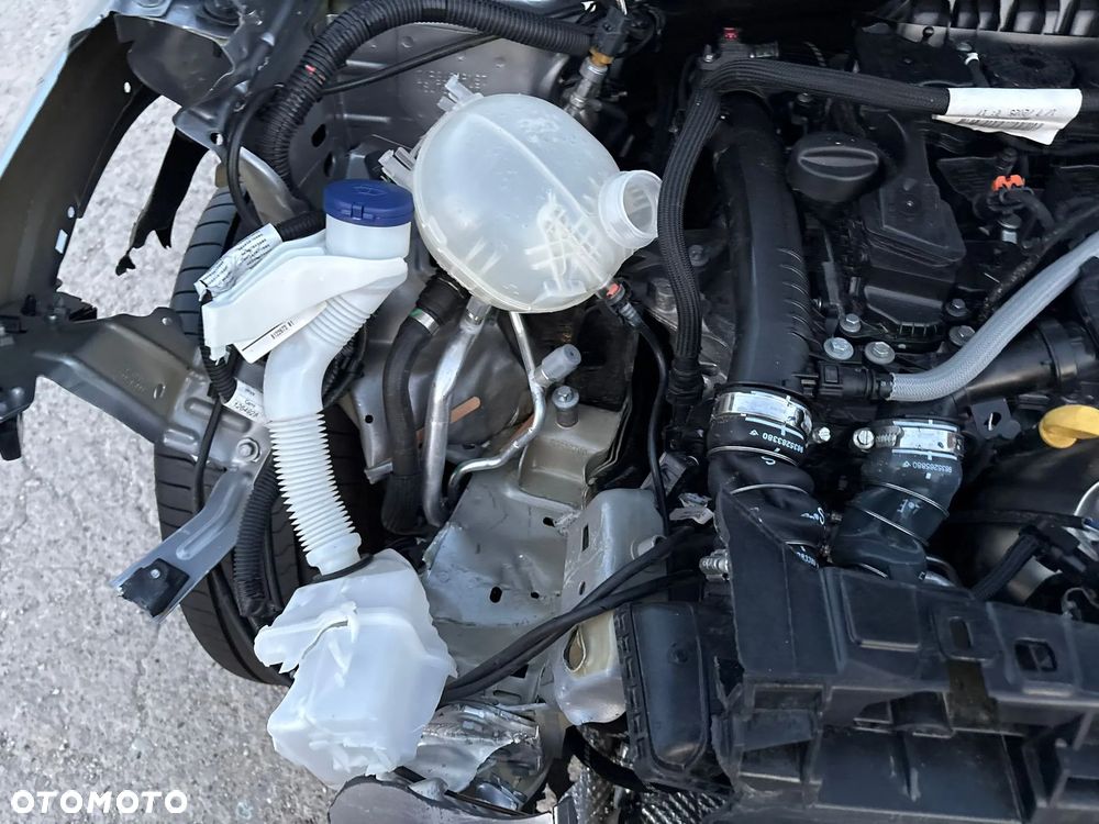 Peugeot 2008 Hybrid 136 e-DSC GT - 27