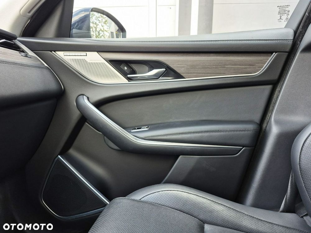Jaguar F-Pace P250 AWD SE - 37