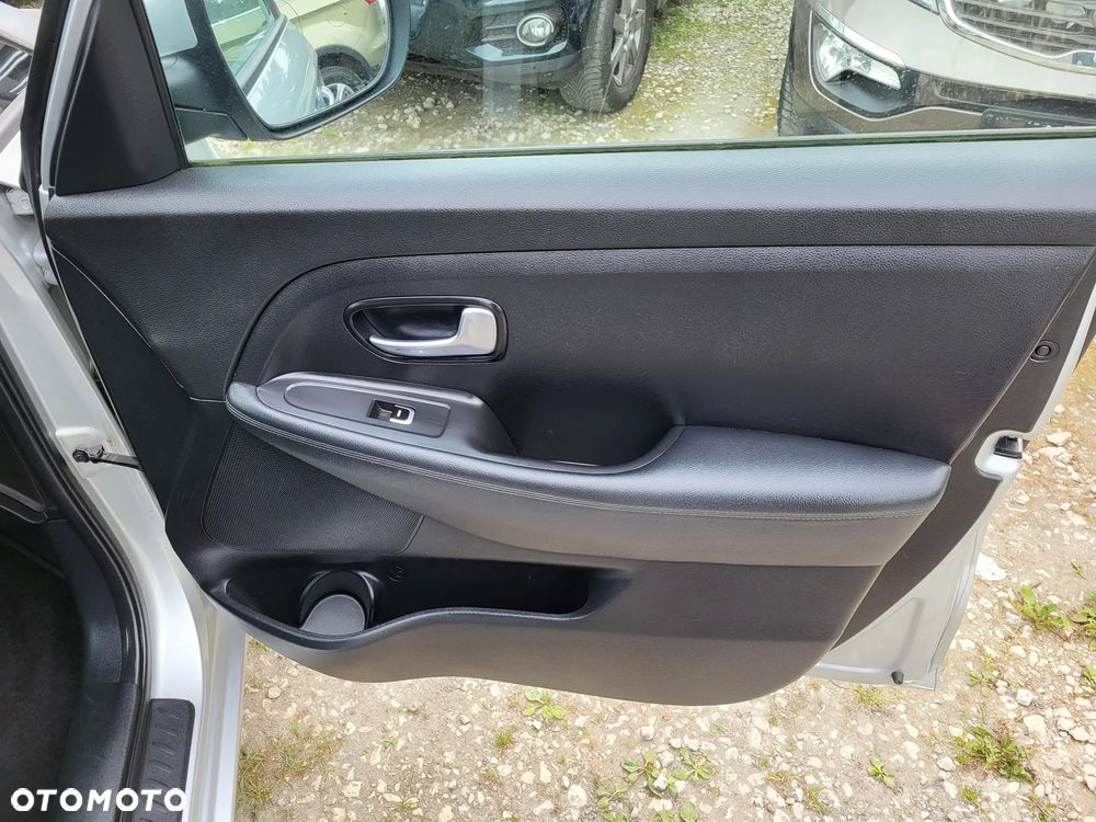 Kia Carens 1.6 GDI UEFA EURO 2016 - 21