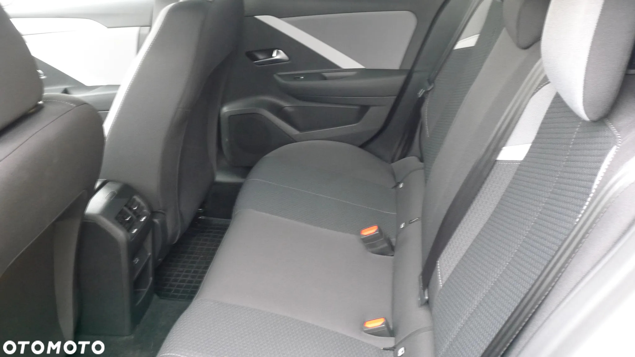 Opel Astra V 1.2 T Edition S&S - 24