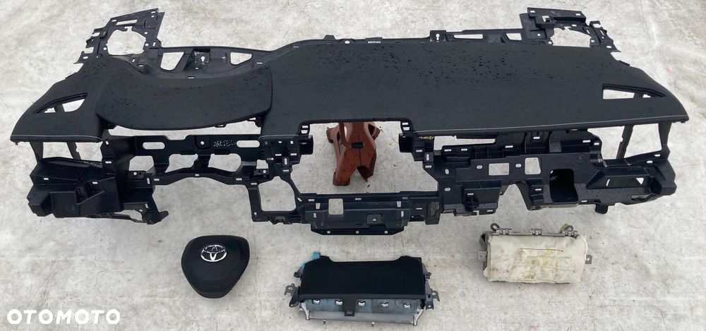 TOYOTA COROLLA E21 DESKA SKÓRA SZYTA KONSOLA KOKPIT PULPIT PÓŁKA PARAPET AIRBAG PODUSZKI POWIETRZNE KURTYNA KURTYNY FOTELA FOTELOWE PASY PAS - 4