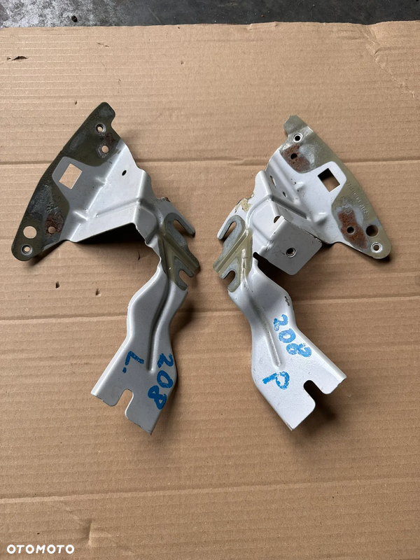 Wspornik mocowanie błotnika lewe prawe Peugeot 208 II 273816A01 273817A01