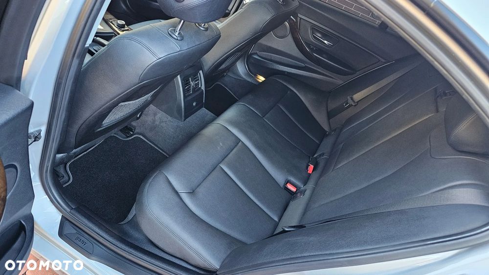 BMW Seria 3 328i xDrive Sport-Aut Sport Line - 31