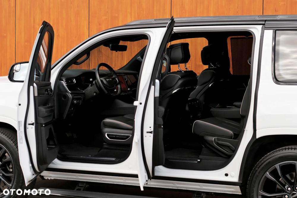 Jeep Grand Wagoneer - 14