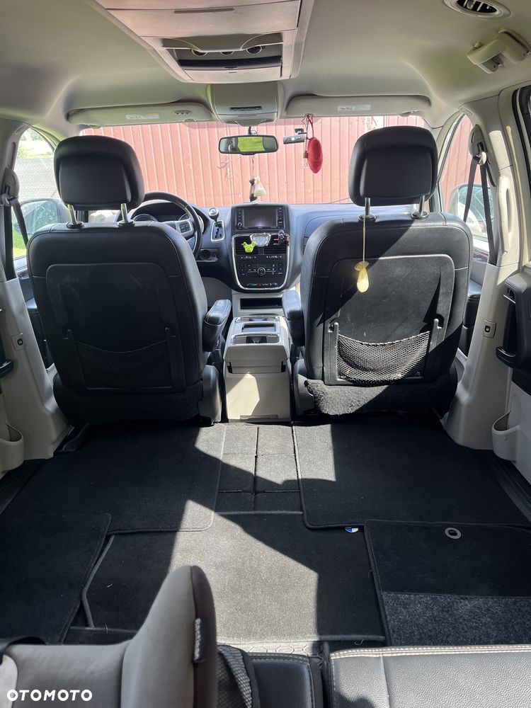 Chrysler Town & Country - 4