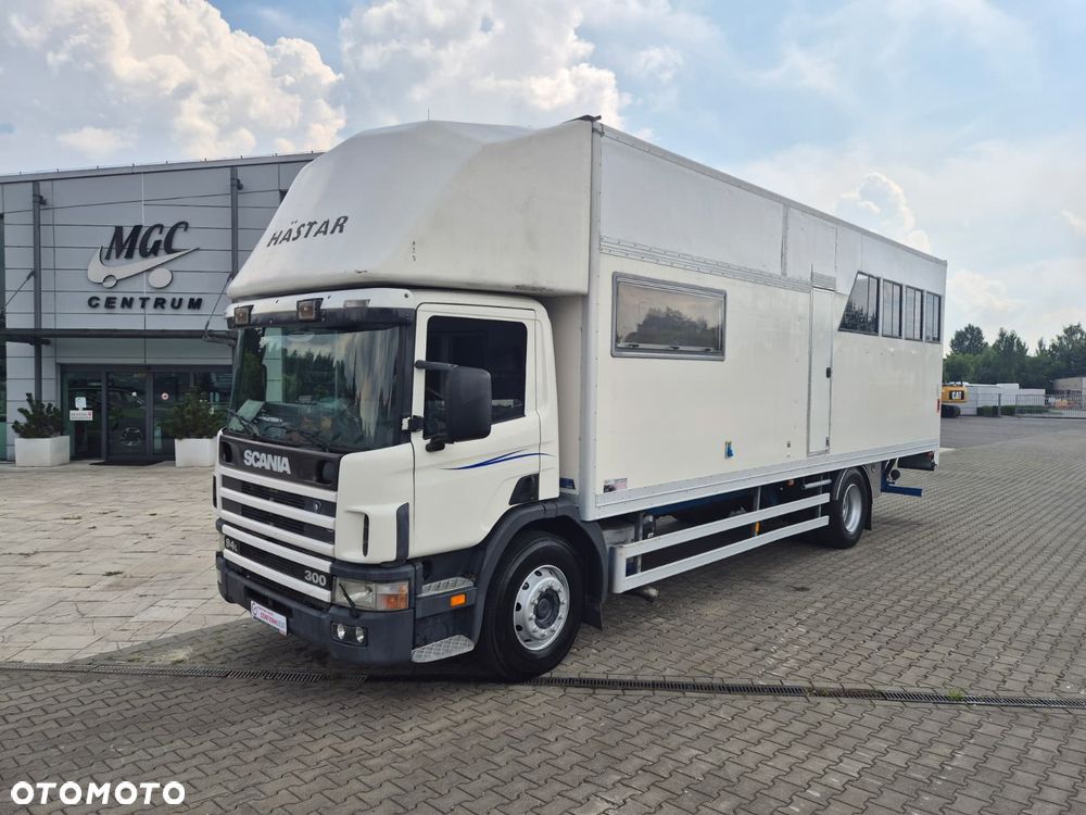 Scania P94LB 300 4X2 / KONIOWÓŻ / DO PRZEWOZU ZWIERZĄT / BYDŁO / KONIE / POMIESZCZENIE GOSPODARCZE / SERWISOWANY / 1WŁ / 5 MIEJSC / MANUAL / RAMPA - 2
