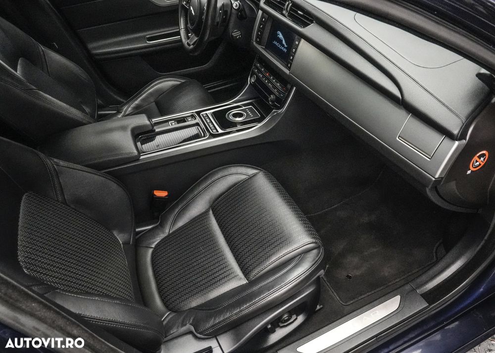 Jaguar XF 20d RWD E-Performance Pure - 12