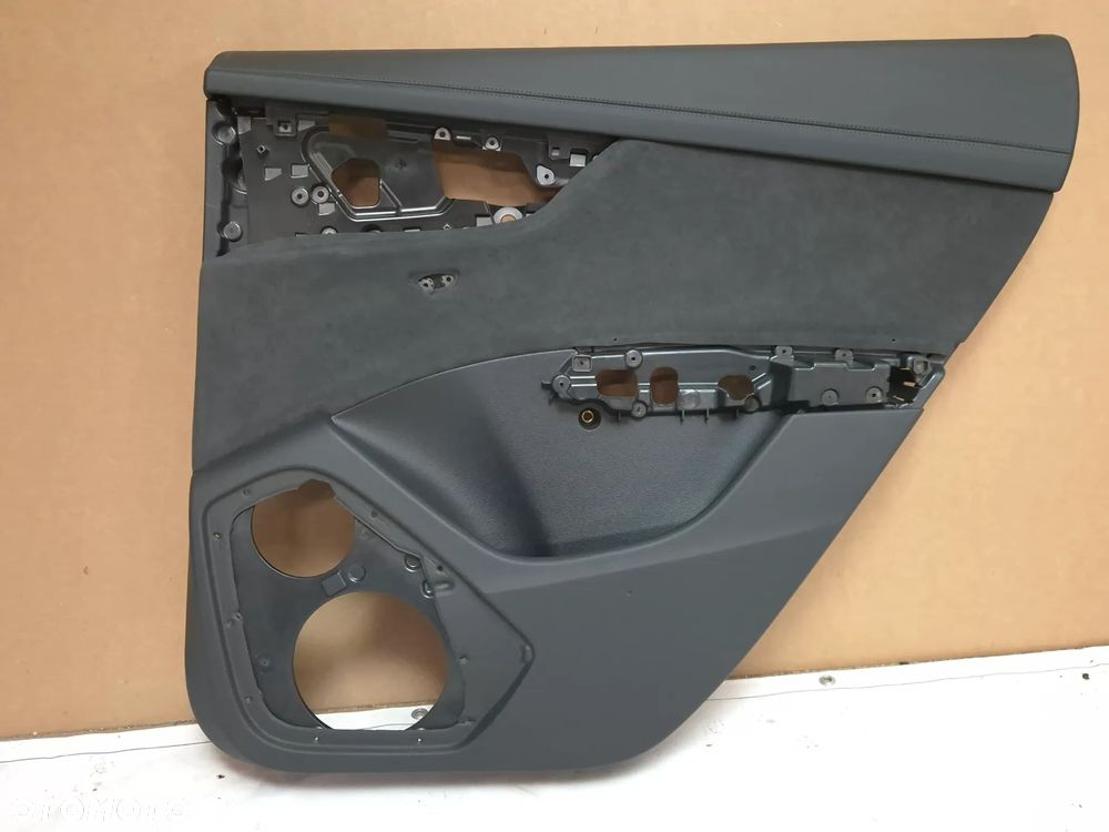 Boczek Audi Q8 4M8867318B