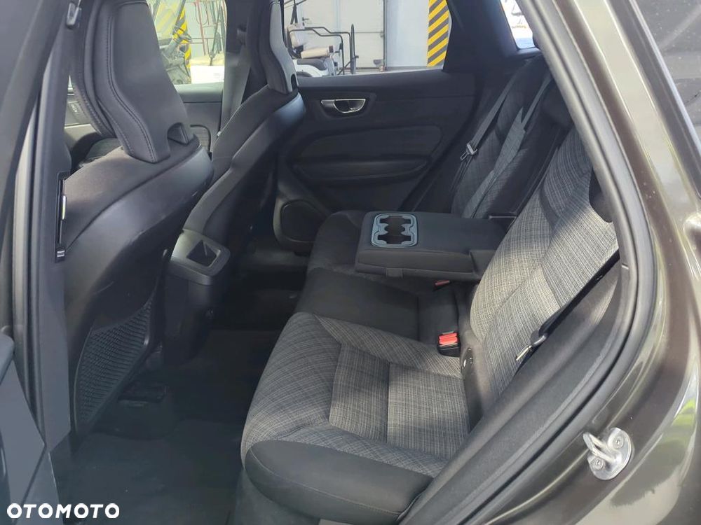 Volvo XC 60 B4 D AWD Momentum Pro - 8