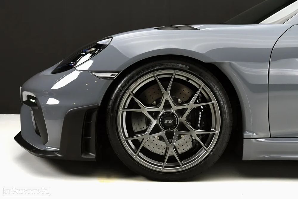 Porsche 718 Spyder RS - 11