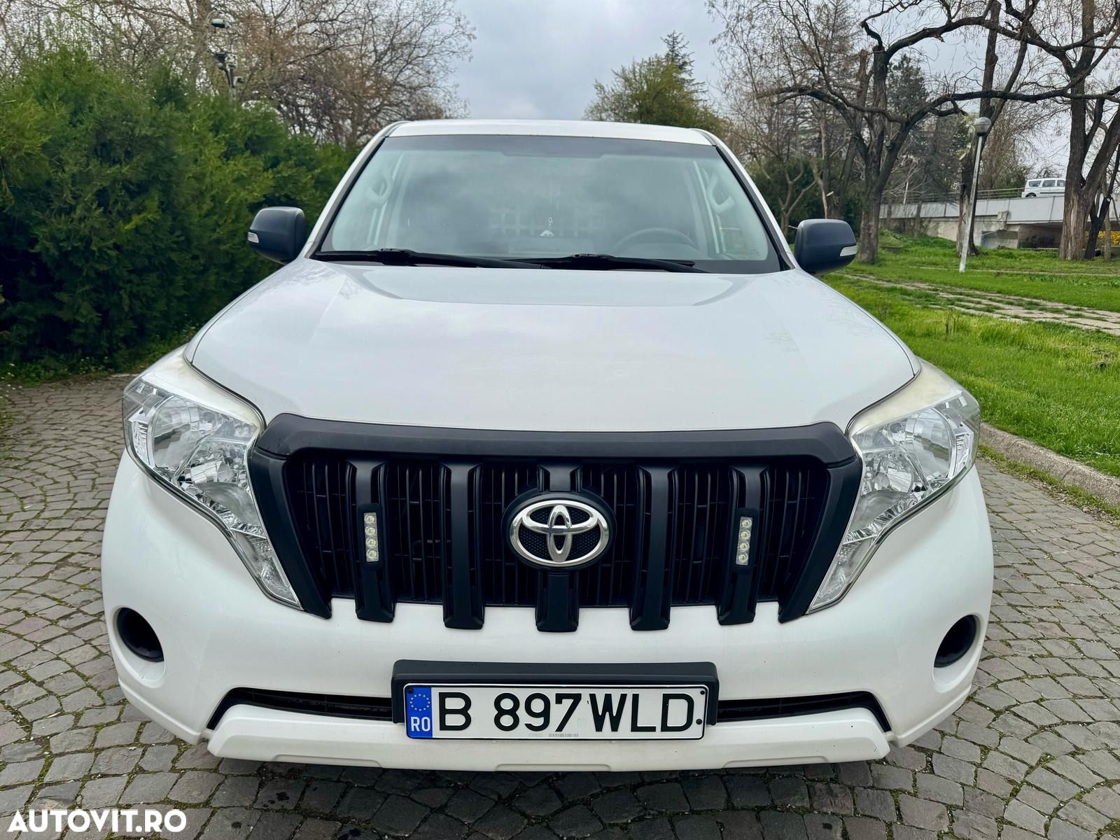 Toyota Land Cruiser - 1