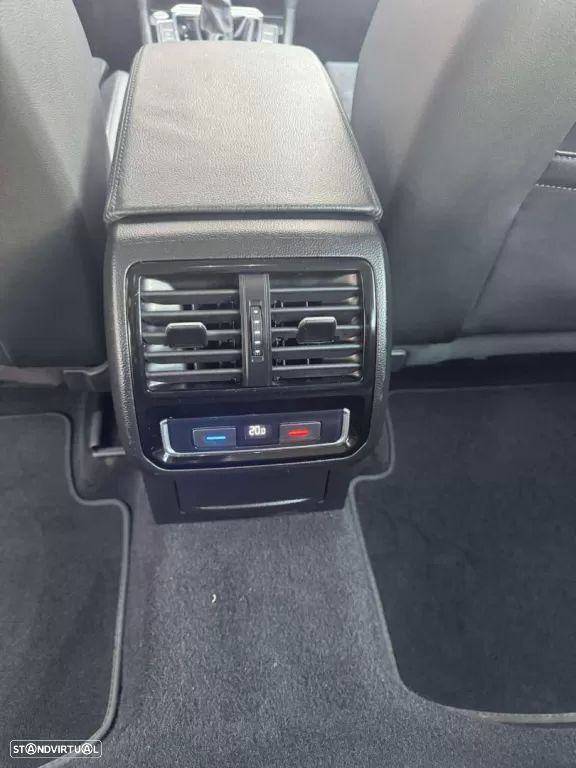 VW Passat Variant 2.0 TDi R-Line DSG - 26