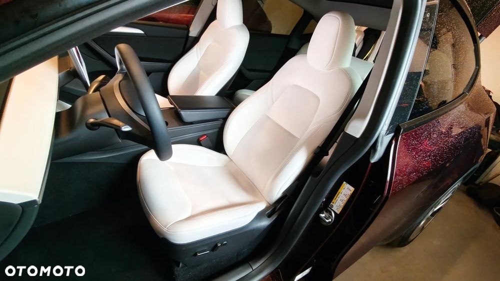 Tesla Model Y Long Range AWD - 22