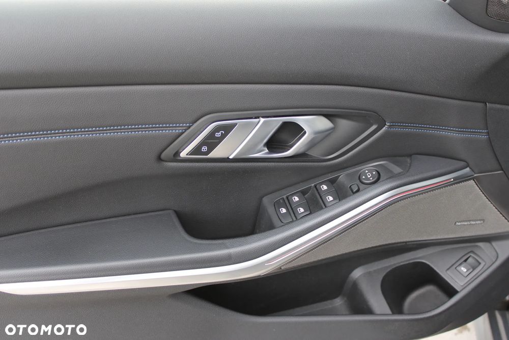 BMW Seria 3 320d xDrive M Sport Shadow - 19
