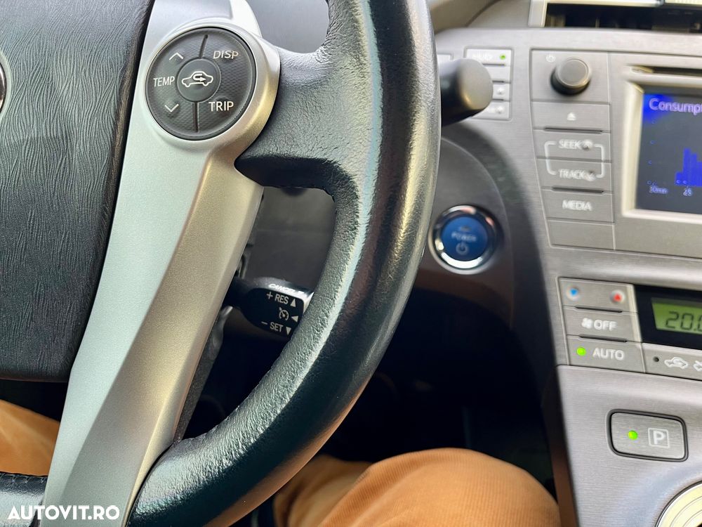 Toyota Prius Plug-in (Hybrid) Life - 16