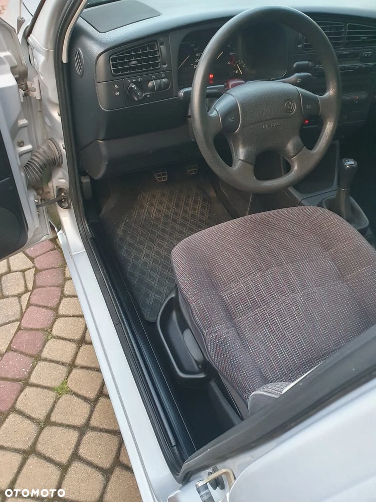 Volkswagen Golf 1.8 - 17