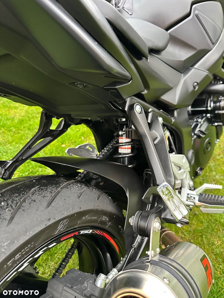 Suzuki GSR - 11