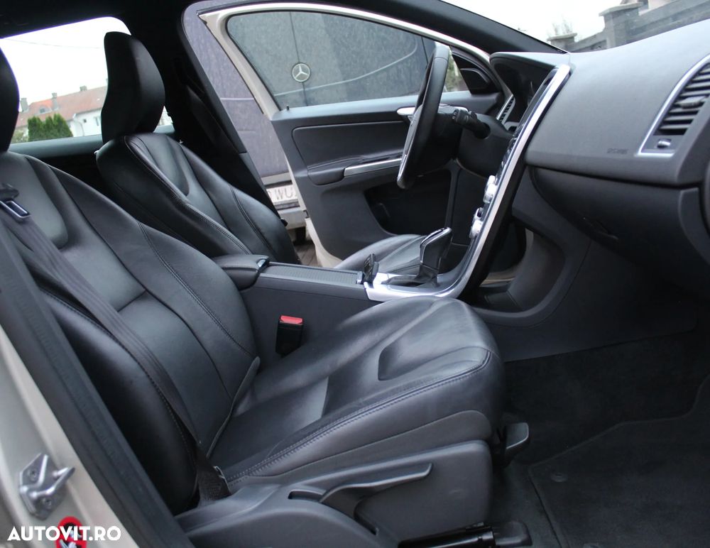 Volvo XC 60 D5 AWD Geartronic Summum - 13