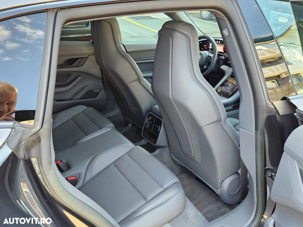 Porsche Taycan 4 - 11
