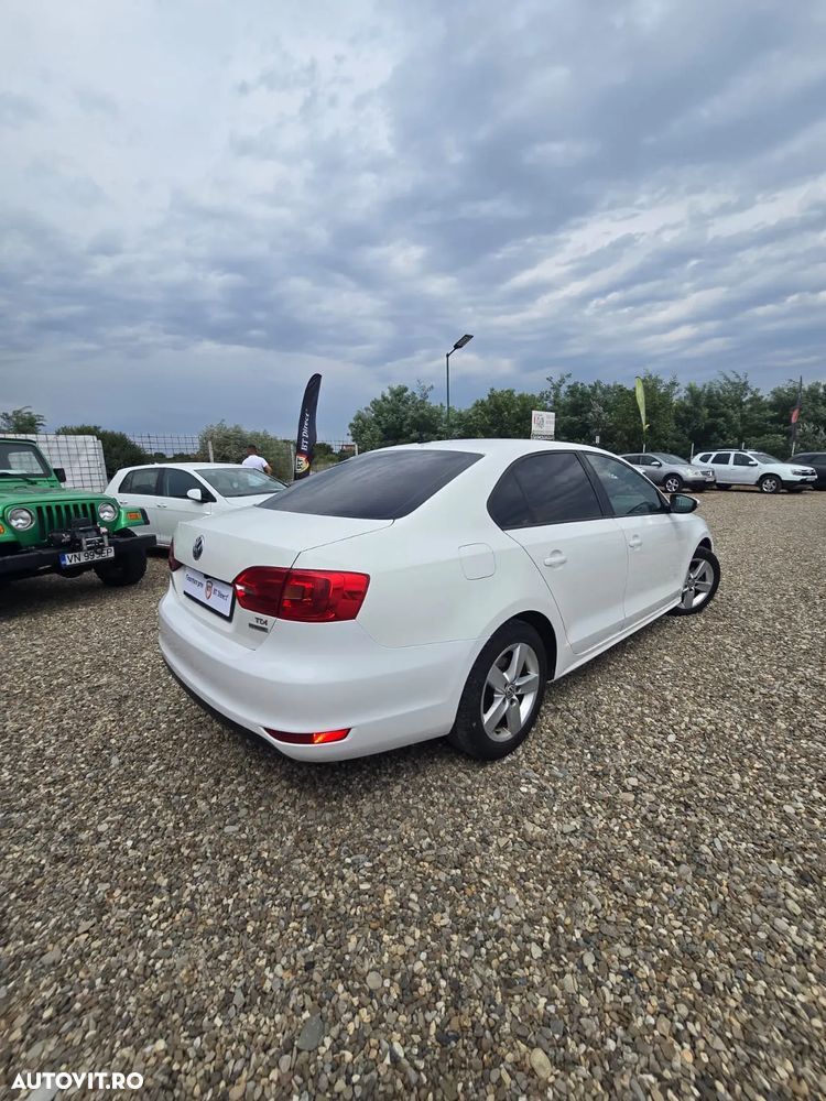 Volkswagen Jetta 1.6 TDI DSG Comfortline - 4