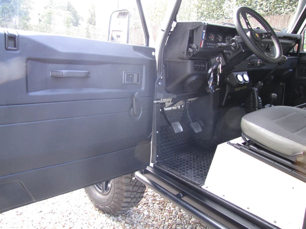 Land Rover Defender - 22