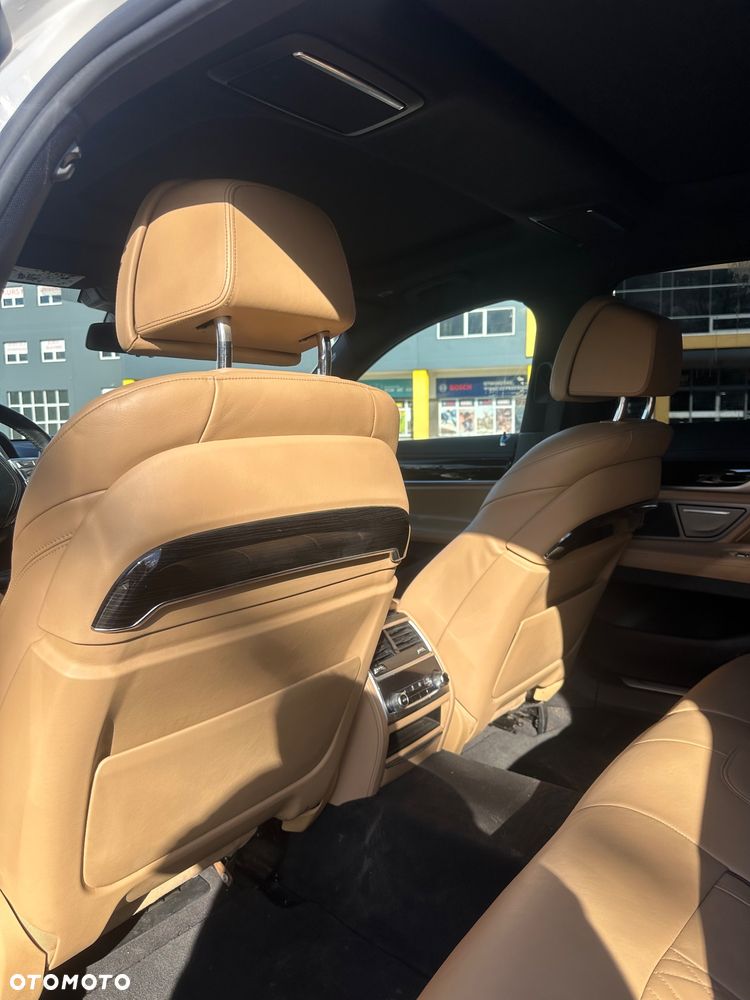 BMW Seria 7 740Li - 33