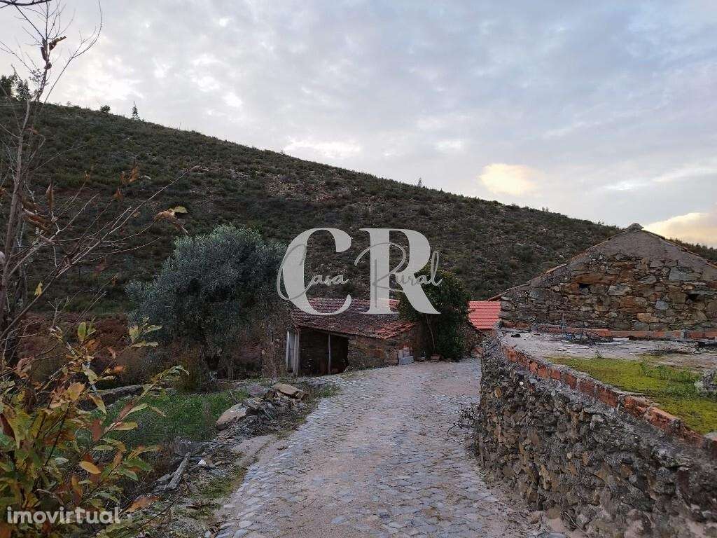 Moradias em pedra, para recuperar, a confrontar com ribeira em Oleiros - Grande imagem: 5/60