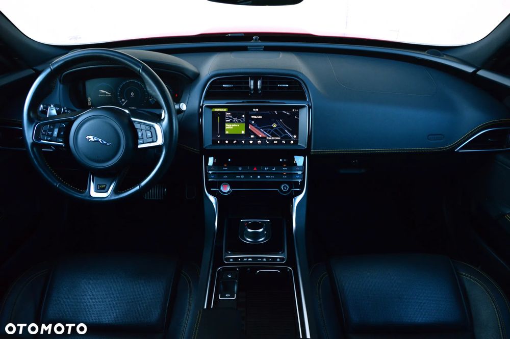 Jaguar XE 2.0 T AWD 300 Sport - 3