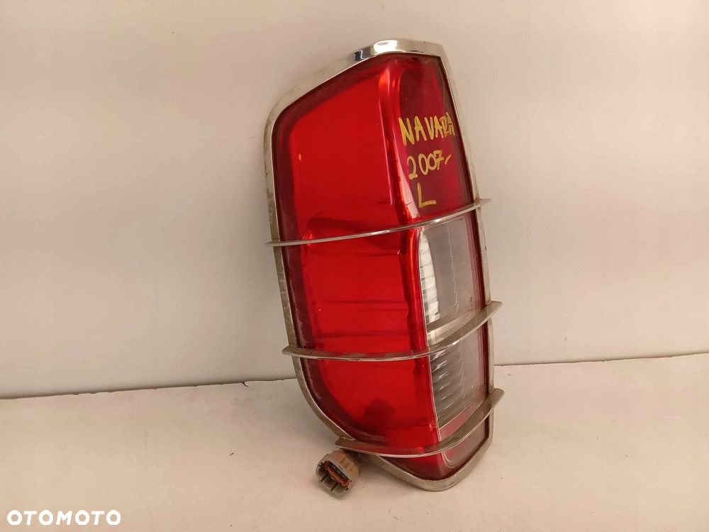 LAMPA LEWA TYLNA NISSAN NAVARA Z NAKŁADKĄ 15-21 - 2