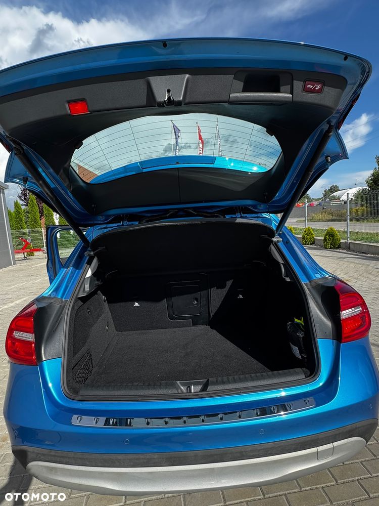 Mercedes-Benz GLA 180 7G-DCT - 11