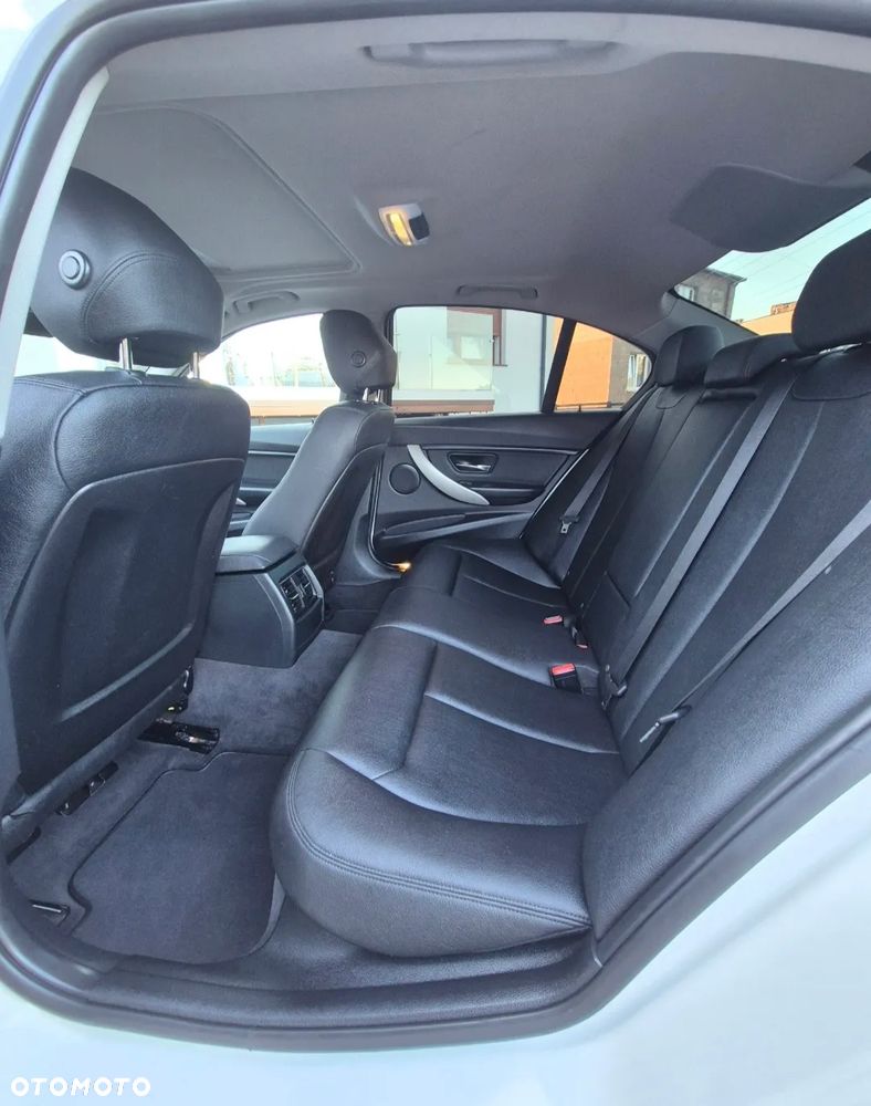 BMW Seria 3 320i xDrive - 13