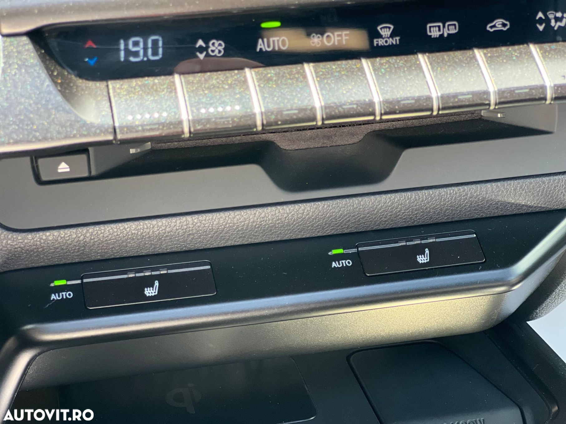 Lexus UX 250h 2.0L HEV 20H- (178 HP) 4X2 CVT Executive - 19