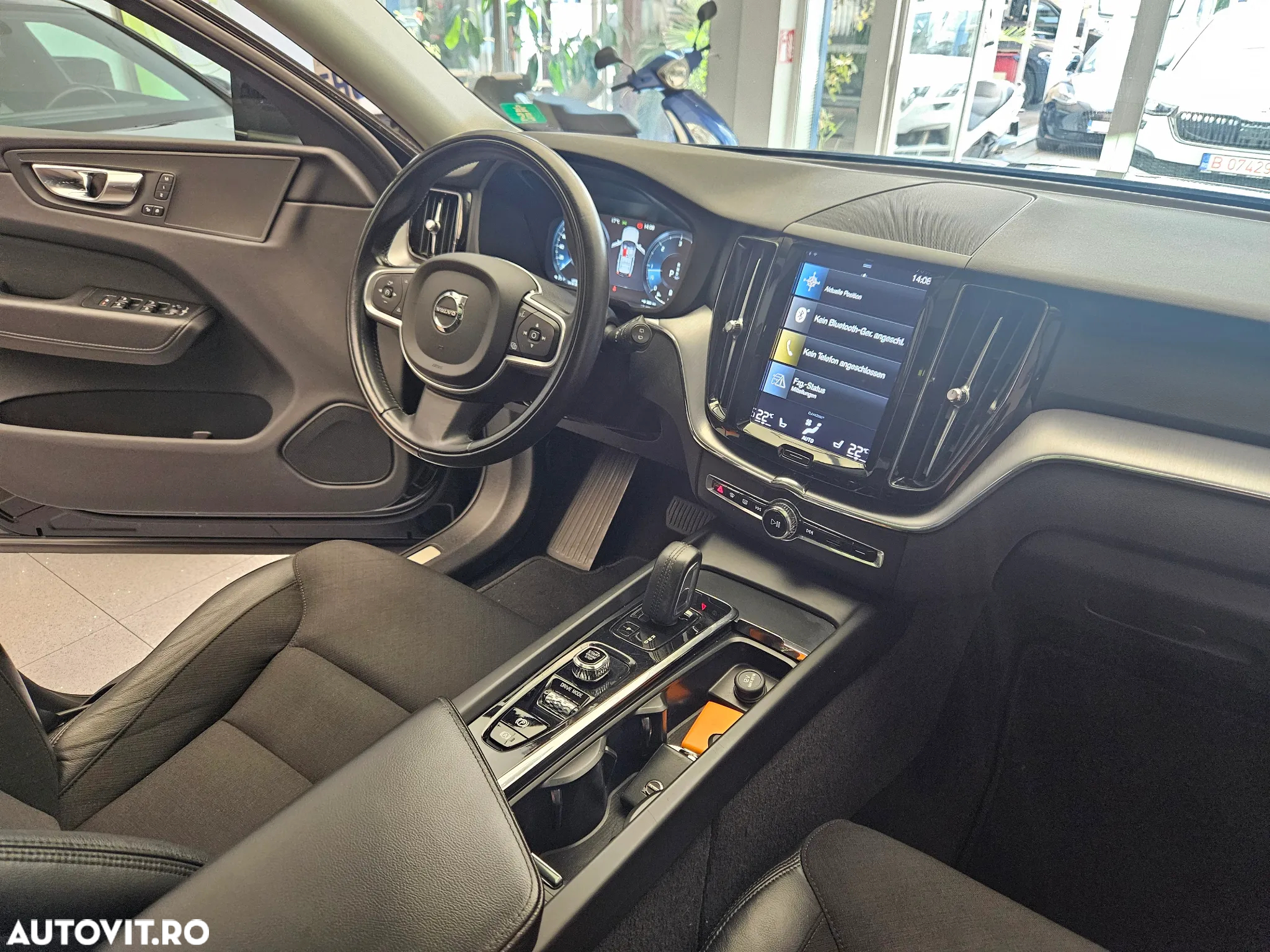 Volvo XC 60 B4 MHEV AT8 FWD Momentum Pro - 14