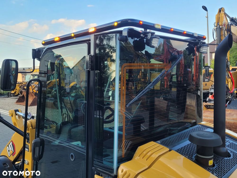 Caterpillar 906M / widły + łyżka otwierana / model 2022 r. / STAN IDEALNY / - 17