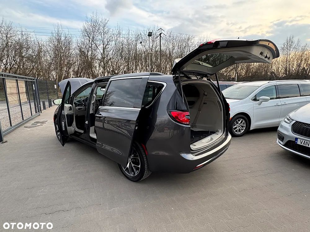 Chrysler Pacifica - 21