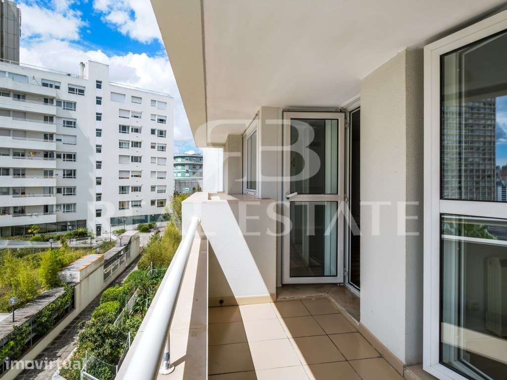 T3 com VARANDA+ 2 lugares de Garagem + Arrecadação - no SALDANHA, c... - Grande imagem: 2/27