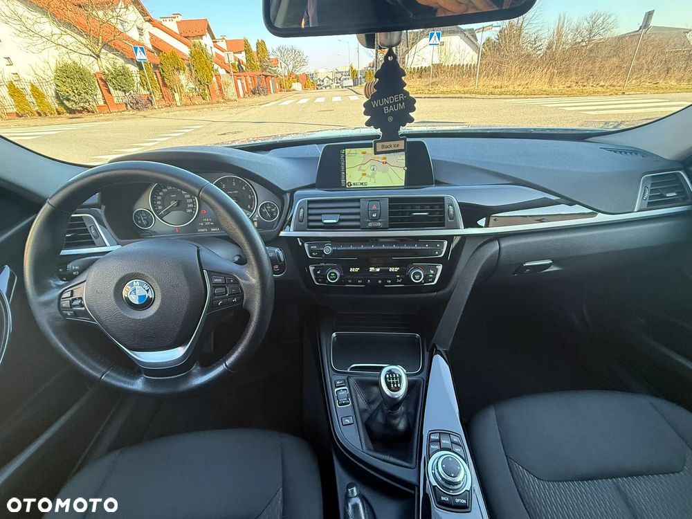 BMW Seria 3 318d M Sport Shadow - 32