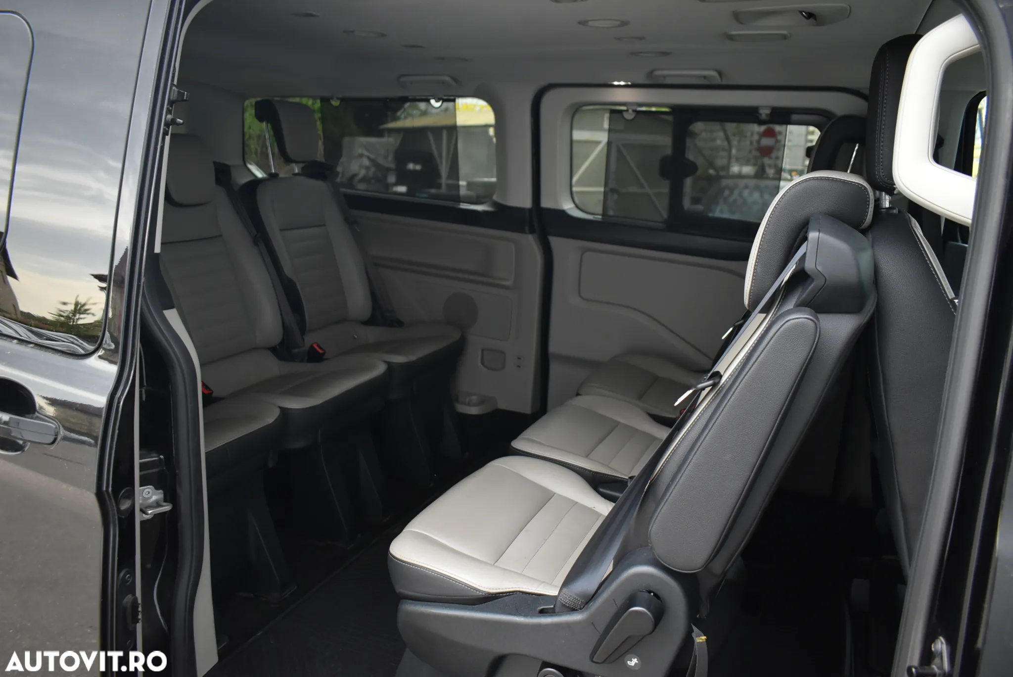 Ford Tourneo Custom Bus 320 2.0 EcoBlue 170 CP L2H1 Titanium Aut. - 9