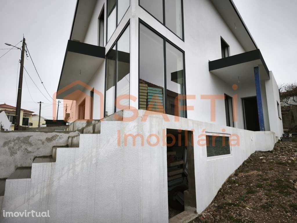 Moradia isolada composta por dois pisos. PISCINA e perto do MAR - Grande imagem: 3/55