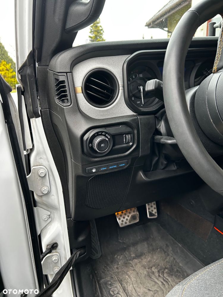 Jeep Wrangler - 12